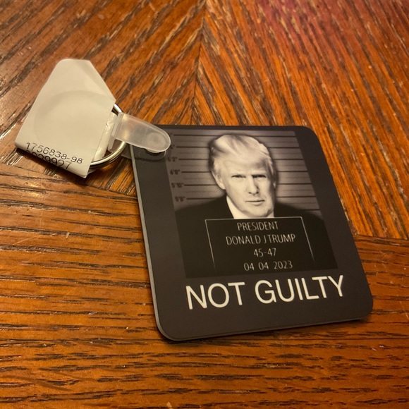 🇺🇸🕊Trump “Not Guilty” Double Photo Glossy Coated Plastic Silver Key Chain! - Picture 3 of 6